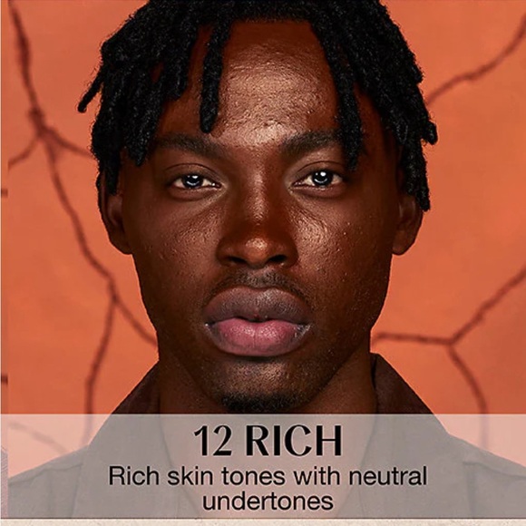 HUDA BEAUTY
GloWish Lightweight Blurring Pressed Powder - Picture 2 of 2